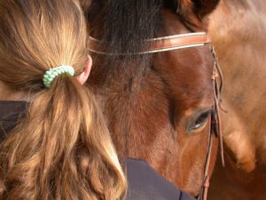 Frau mit Pferd