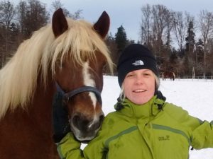 Sonja Adrion mit Pferd im Winter